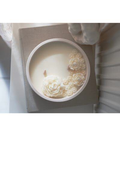 Bougie SILA en pot en jesmonite avec pivoines